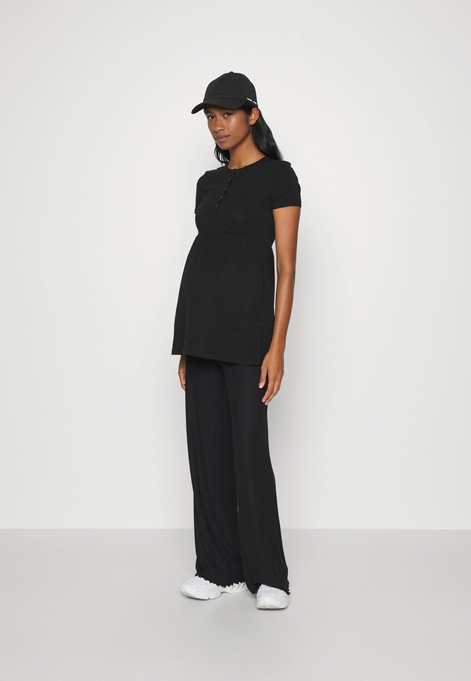 Basic T-Shirt - Black 2 Basic T-Shirt - Black - Image 2