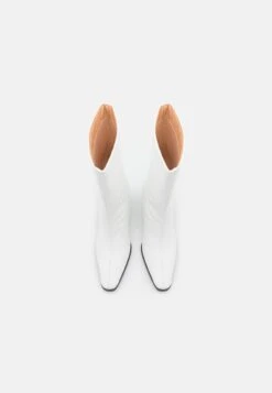 Even&Odd Boots - White 11 Even&Odd Boots - White -Even-Odd Store 68876feb4c8d4e829ef75e2a0202bd25