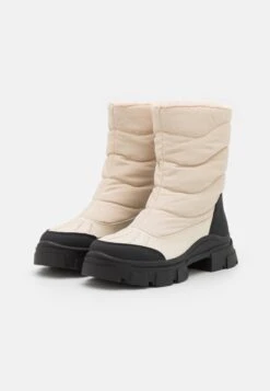 Winter Boots - Off-White -Even-Odd Store 9c7b7b0ab8d3454f99b406716059acb7